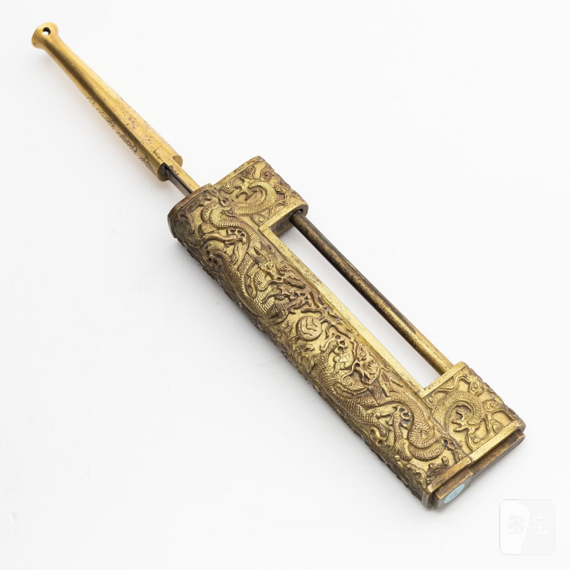 A Chinese gilt five-clawed 'dragon' lock, - 图4